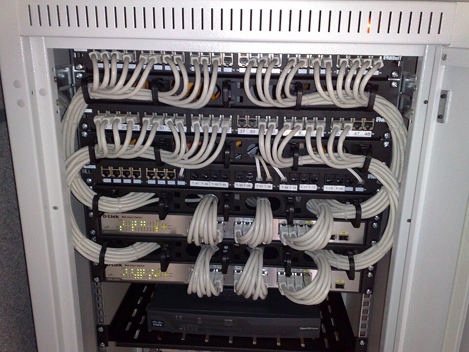 Baie 19 pouces : deux panneaux de brassage, deux switchs D-Link et un routeur Cisco 870